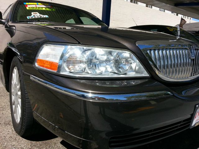 2006 Lincoln Town Car DOWN 4.9 WAC