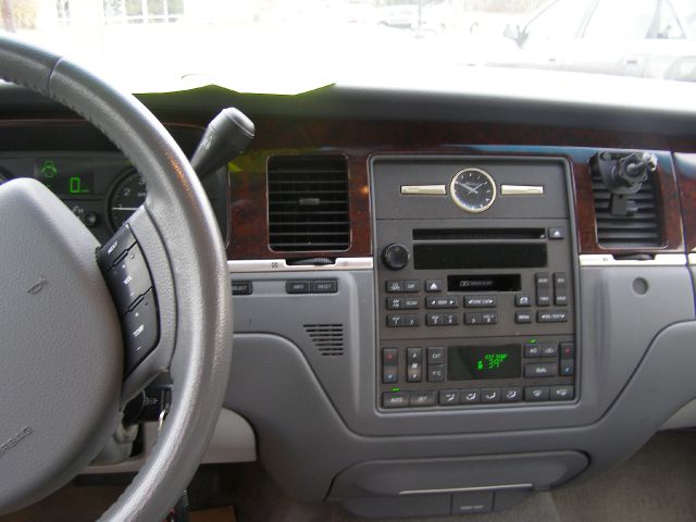 2006 Lincoln Town Car DOWN 4.9 WAC