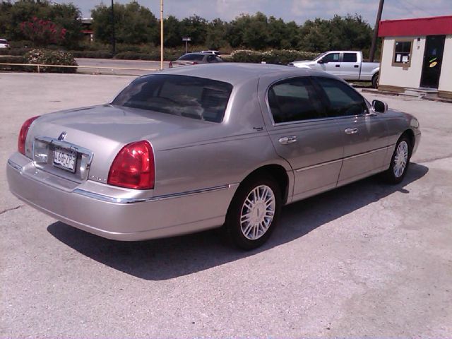 2006 Lincoln Town Car DOWN 4.9 WAC
