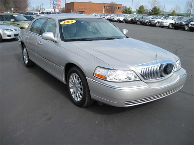 2006 Lincoln Town Car DOWN 4.9 WAC