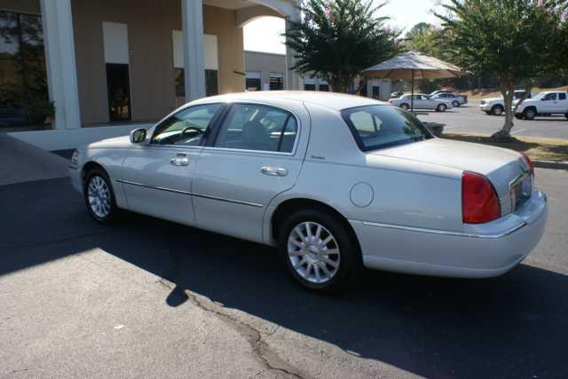 2006 Lincoln Town Car DOWN 4.9 WAC