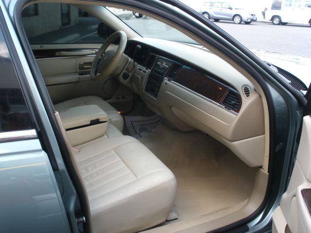 2006 Lincoln Town Car DOWN 4.9 WAC