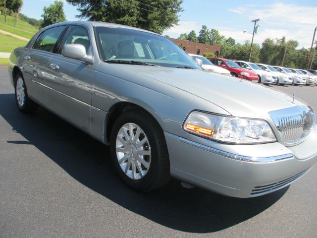 2006 Lincoln Town Car DOWN 4.9 WAC