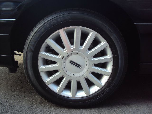 2007 Lincoln Town Car 1990 Nissan GS