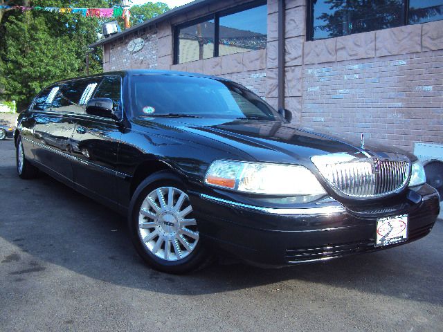 2007 Lincoln Town Car 1990 Nissan GS