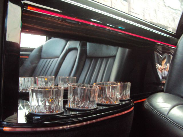 2007 Lincoln Town Car 1990 Nissan GS