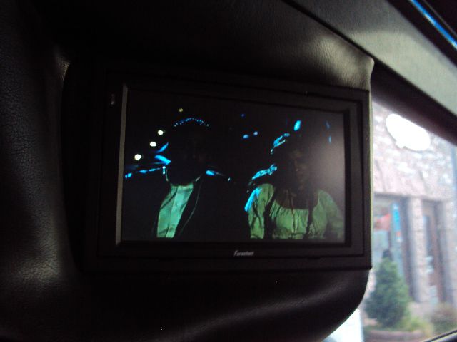 2007 Lincoln Town Car 1990 Nissan GS