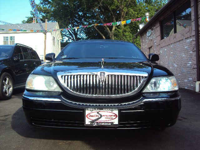 2007 Lincoln Town Car 1990 Nissan GS