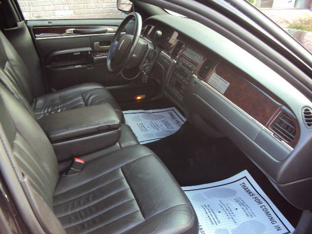 2007 Lincoln Town Car 1990 Nissan GS
