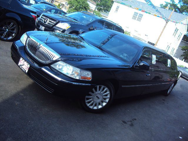 2007 Lincoln Town Car 1990 Nissan GS