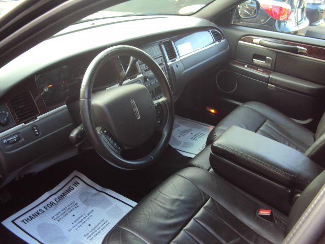 2007 Lincoln Town Car 1990 Nissan GS