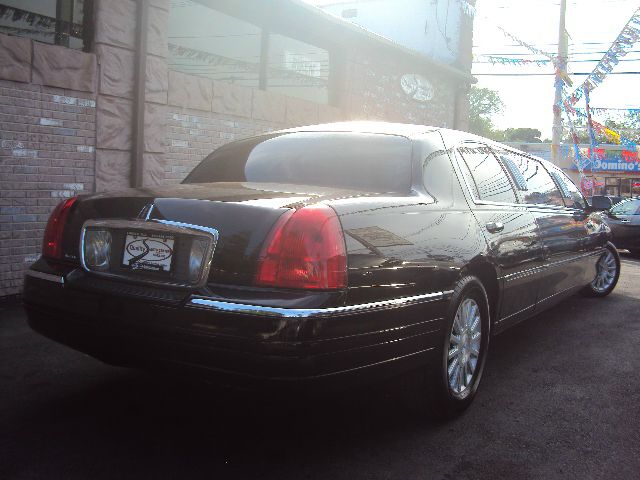 2007 Lincoln Town Car 1990 Nissan GS