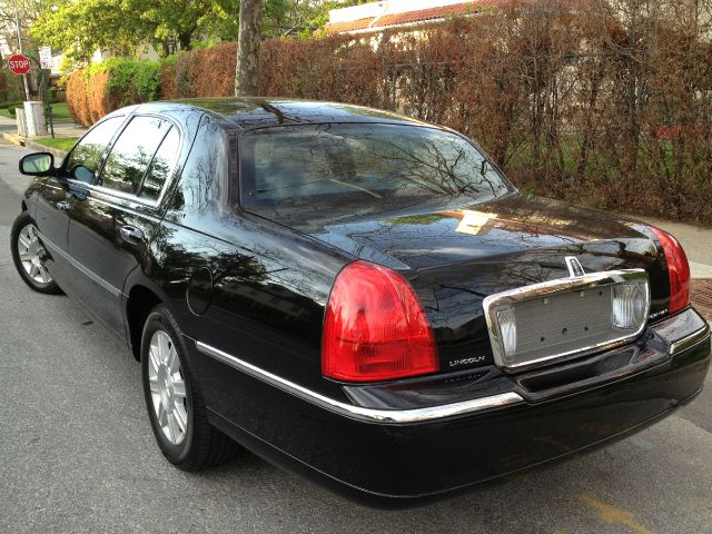 2011 Lincoln Town Car Club Cab 155 WB HD