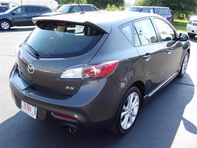 2010 Mazda 3 Blk-wht