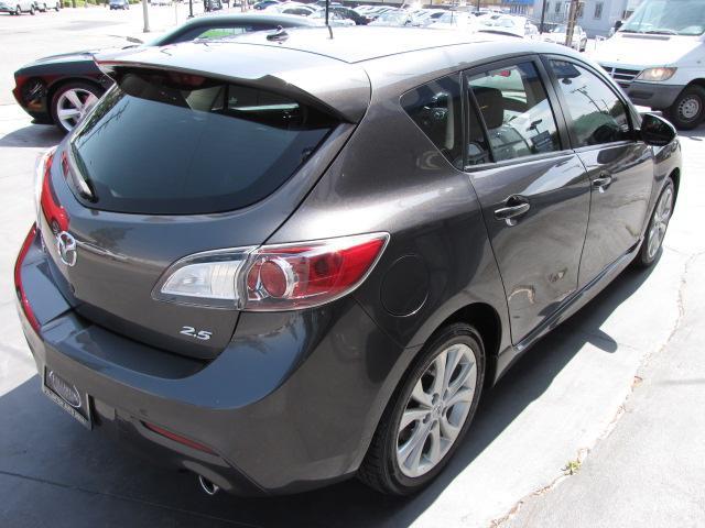 2010 Mazda 3 Blk-wht