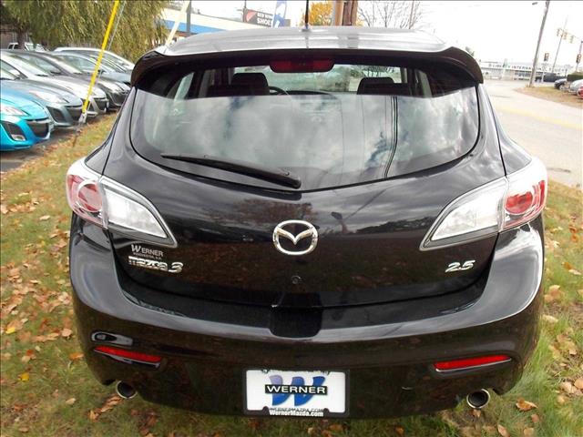 2011 Mazda 3 Blk-wht