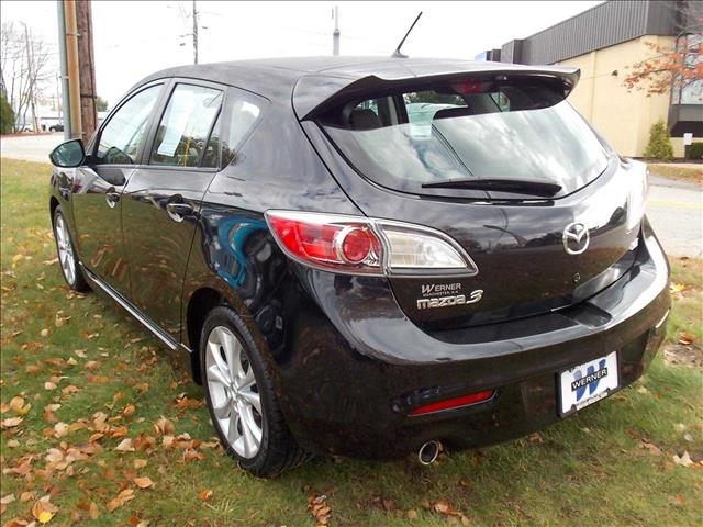 2011 Mazda 3 Blk-wht