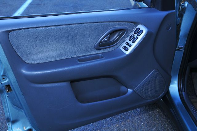 2004 Mazda Tribute LS Truck