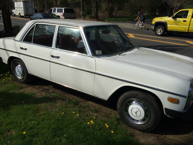 1976 Mercedes-Benz 230 T6 AWD 7-passenger Leather Moonroof