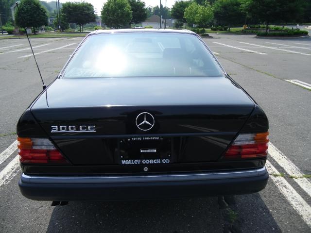 1993 Mercedes-Benz 300 2dr Reg Cab 140 WB