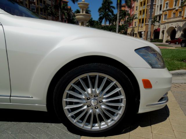 2010 Mercedes-Benz S-Class 2010 Nissan 2.0S