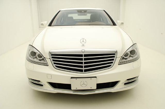2010 Mercedes-Benz S-Class 2010 Nissan 2.0S