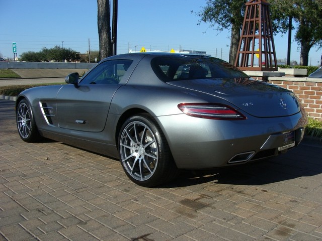 2011 Mercedes-Benz SLS-Class SEL DVD Entertainment