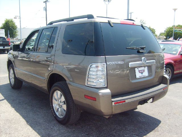 2006 Mercury Mountaineer GL 4D Sedan