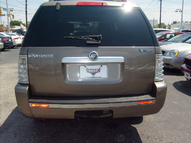 2006 Mercury Mountaineer GL 4D Sedan