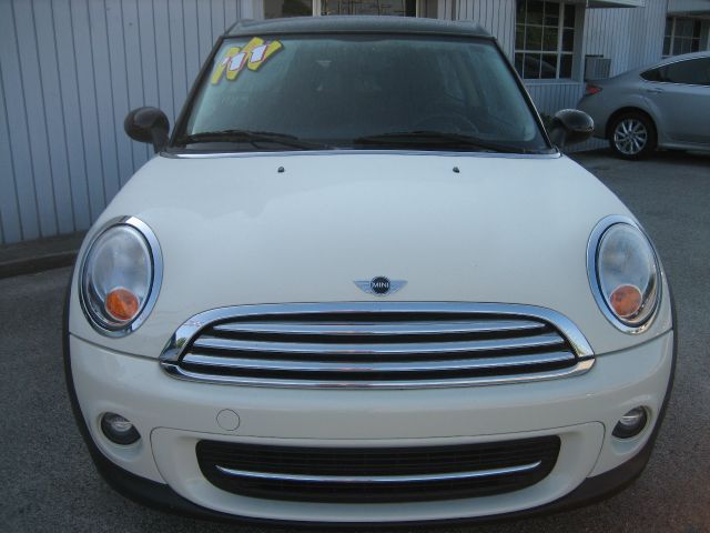 2011 Mini Cooper Clubman Base