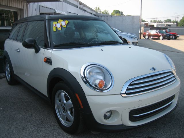 2011 Mini Cooper Clubman Base