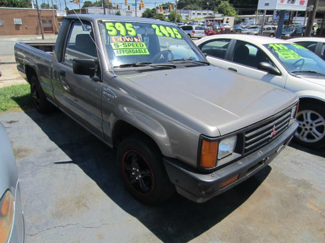 1988 Mitsubishi Mighty Max Lariat 4D Crew Cab Truck