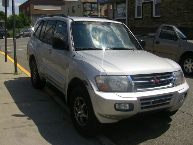 2002 Mitsubishi Montero Super