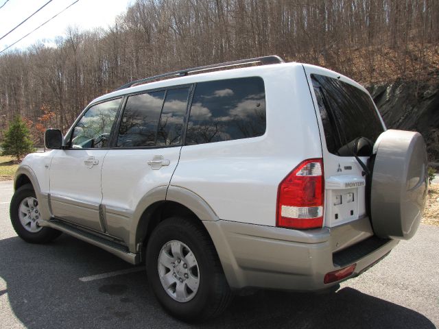 2003 Mitsubishi Montero Super