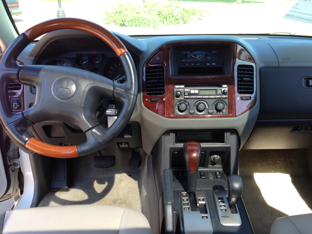 2003 Mitsubishi Montero Super