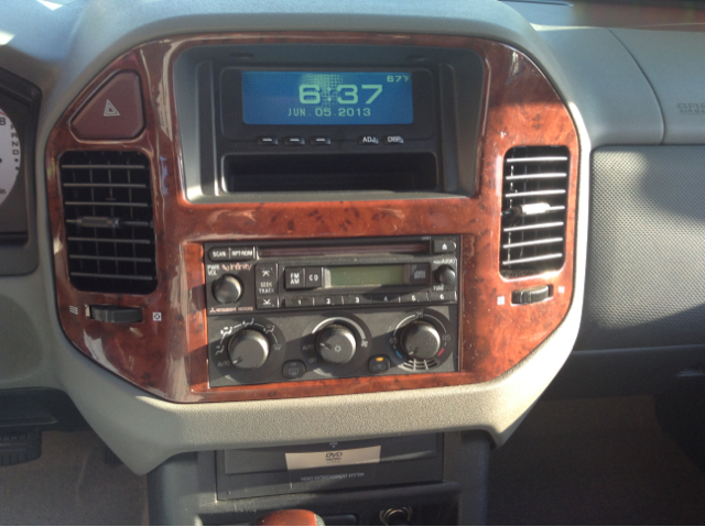 2004 Mitsubishi Montero Super