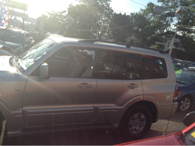 2004 Mitsubishi Montero Super