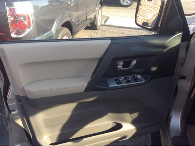 2004 Mitsubishi Montero Super