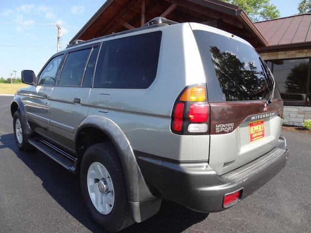 2000 Mitsubishi Montero Sport XLS
