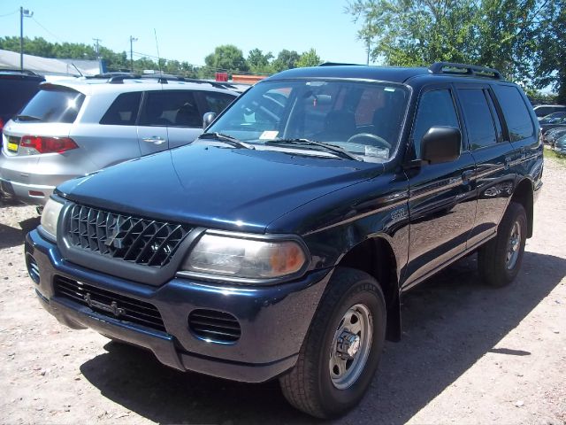 2003 Mitsubishi Montero Sport Megacab SLT, Hemi, Nerf Bars