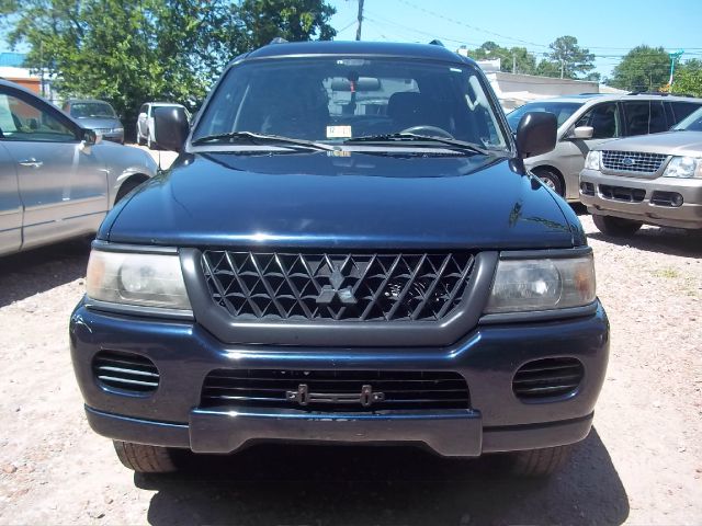 2003 Mitsubishi Montero Sport Megacab SLT, Hemi, Nerf Bars