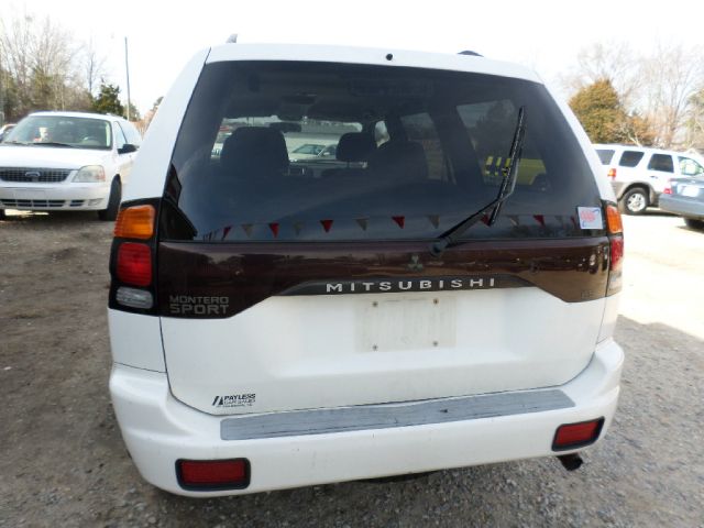 2003 Mitsubishi Montero Sport Megacab SLT, Hemi, Nerf Bars