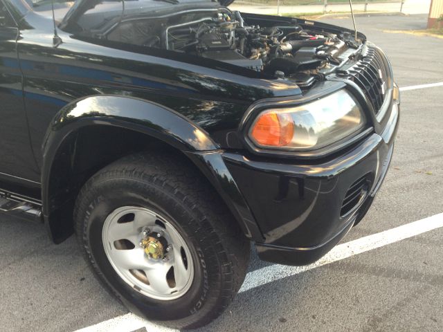 2003 Mitsubishi Montero Sport Megacab SLT, Hemi, Nerf Bars