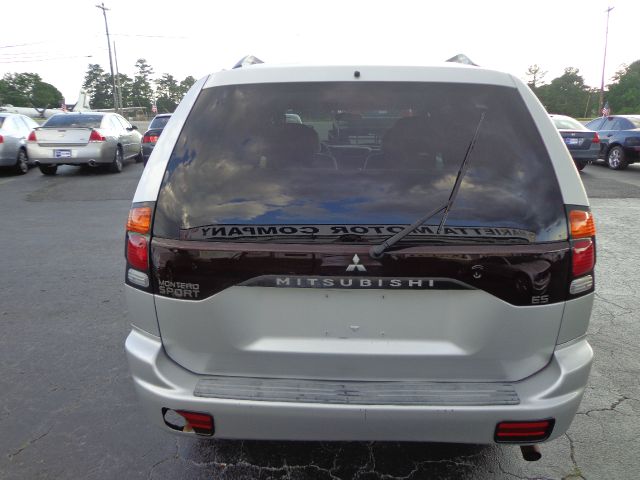2003 Mitsubishi Montero Sport Megacab SLT, Hemi, Nerf Bars