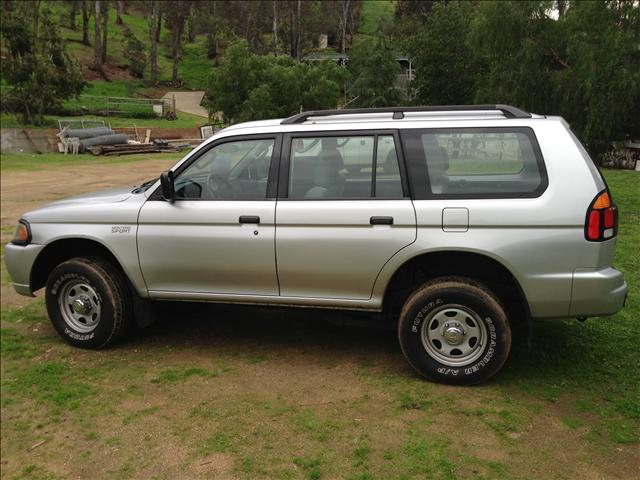 2003 Mitsubishi Montero Sport XLS