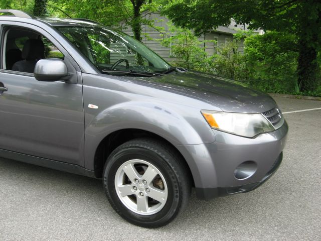 2007 Mitsubishi Outlander Megacab SLT, Hemi, Nerf Bars