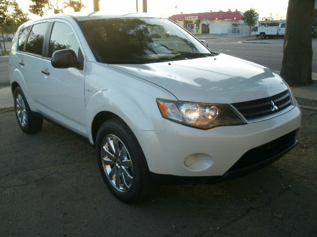 2007 Mitsubishi Outlander Megacab SLT, Hemi, Nerf Bars