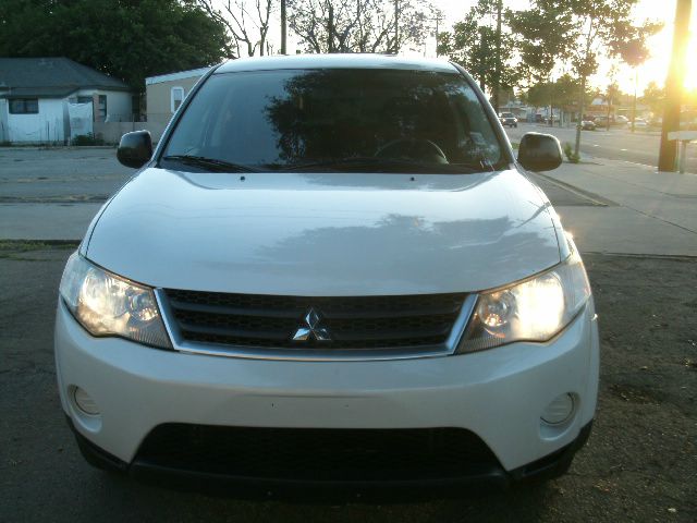 2007 Mitsubishi Outlander Megacab SLT, Hemi, Nerf Bars