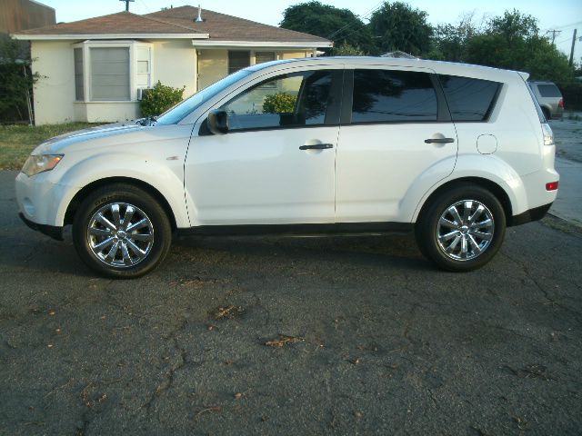 2007 Mitsubishi Outlander Megacab SLT, Hemi, Nerf Bars