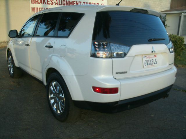 2007 Mitsubishi Outlander Megacab SLT, Hemi, Nerf Bars